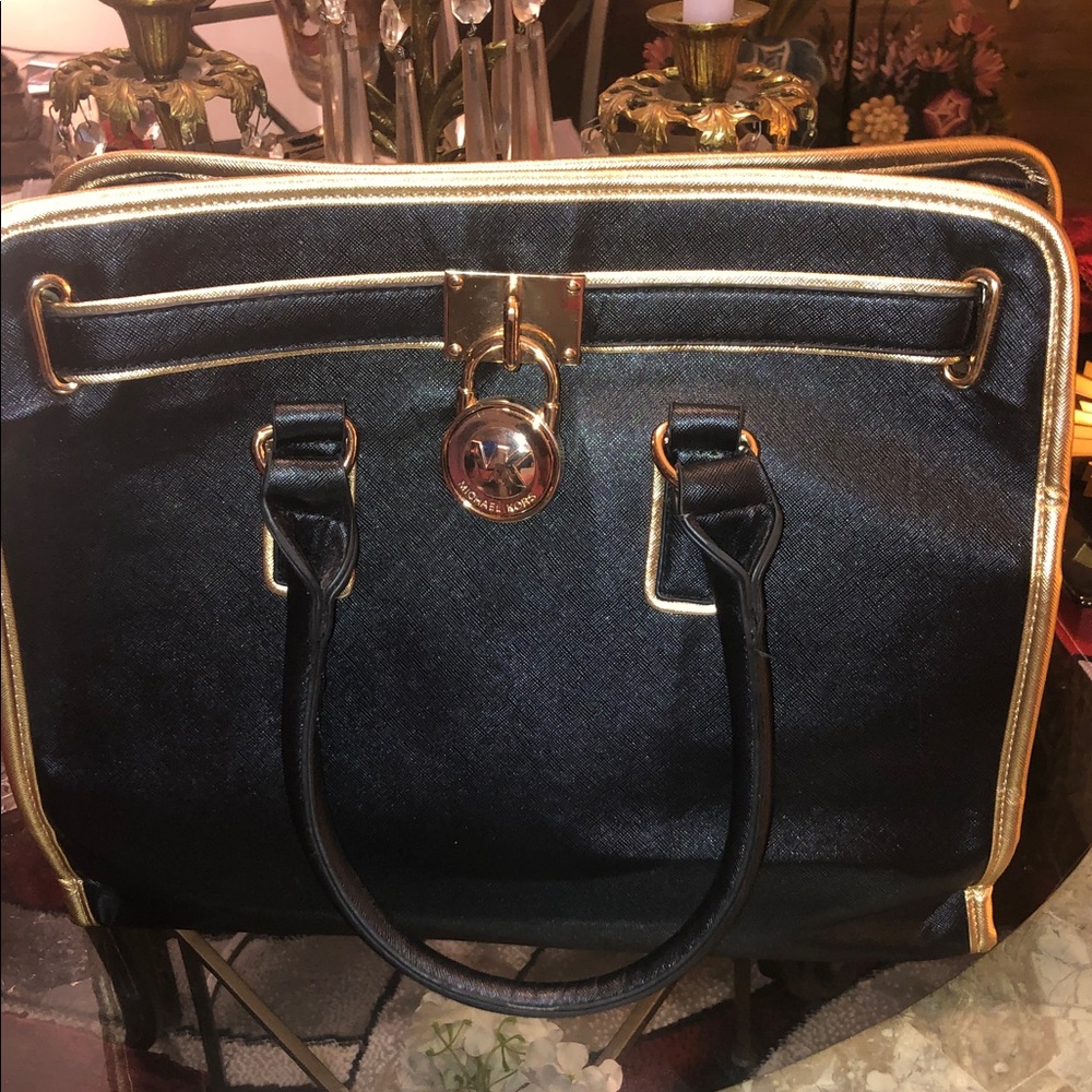 BEAUTIFUL 🤩 Michael Kors Black Tote with Gold Trim and Logo Charm